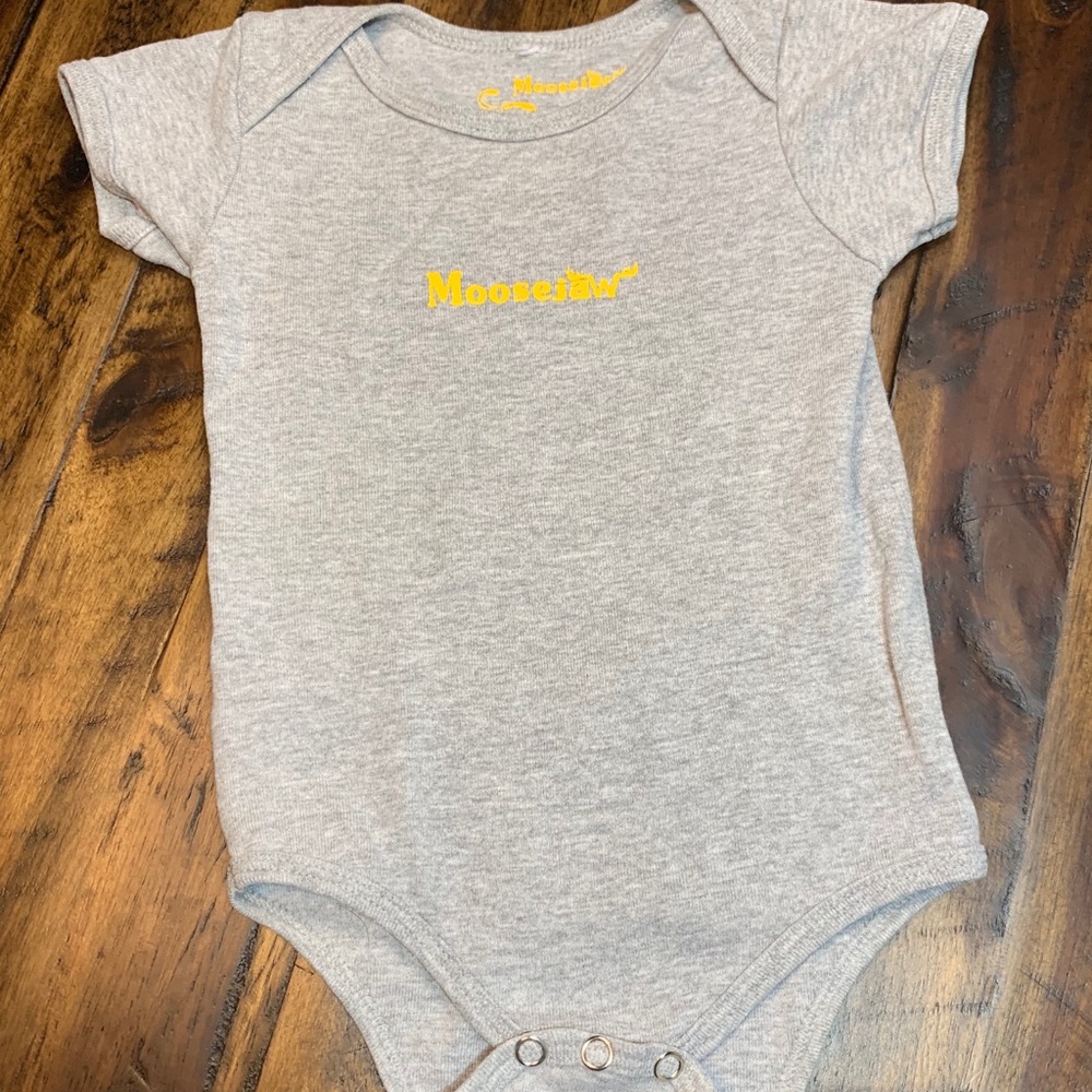 Gray Moosejaw bodysuit 6-12m